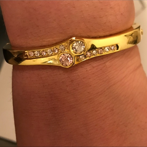 Jewelry - Beautiful Gold plated Bangle w/white&pink crystals